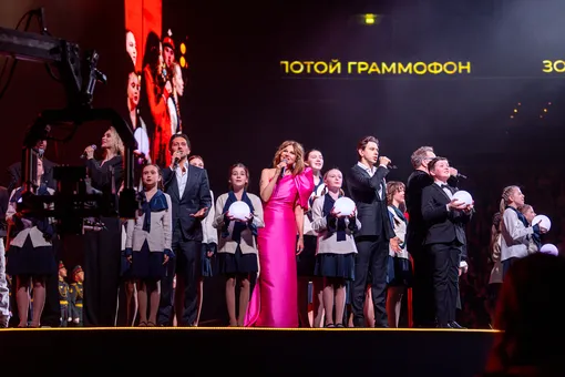 «Священная война» в исполнении всех артистов, которые выступили на сцене концерта лауреатов премии «Золотой Граммофон» в Северной столице