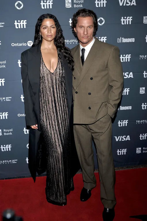 Мэттью МакКонахи с Камилой Алвес на красной дорожке