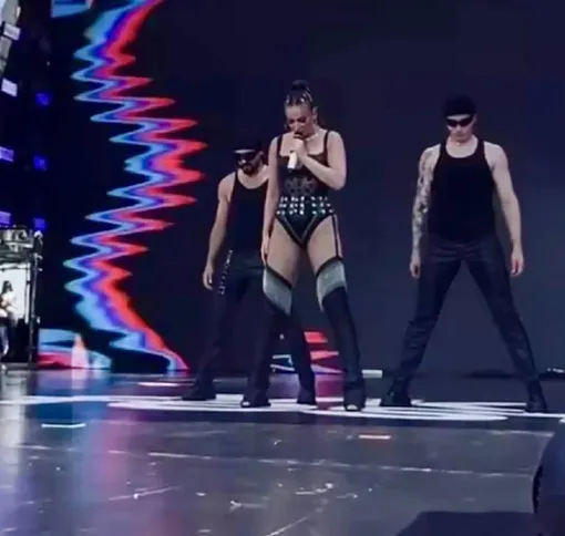 Ольга Бузова вышла на сцену в откровенном боди