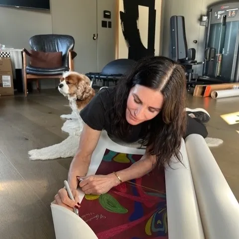 Кортни Кокс оставила автограф на картине