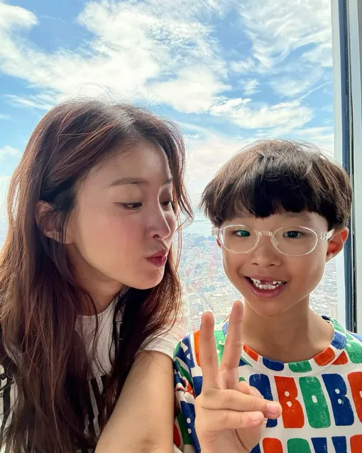 Ли Щи-ён воспитывает сына от бизнесмена Чо Сон-хёна Ли Щи-ён воспитывает сына от бизнесмена Чо Сон-хёна