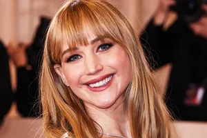 Дженнифер Лоуренс в прозрачном топе появилась на публике после родов, показав живот Дженнифер Лоуренс в прозрачном топе появилась на публике после родов, показав живот