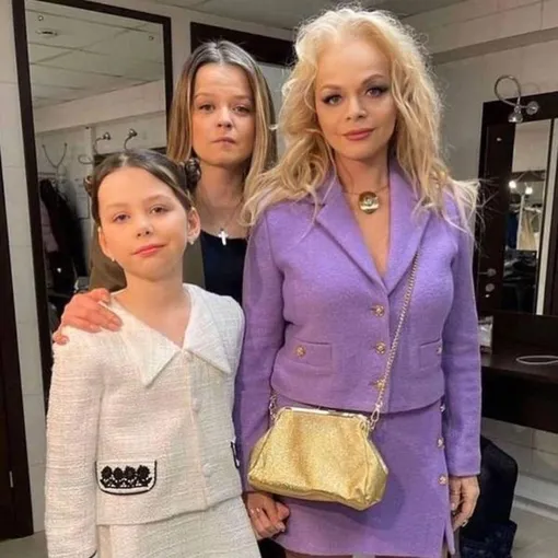 Лариса Долина с дочерью и внучкой