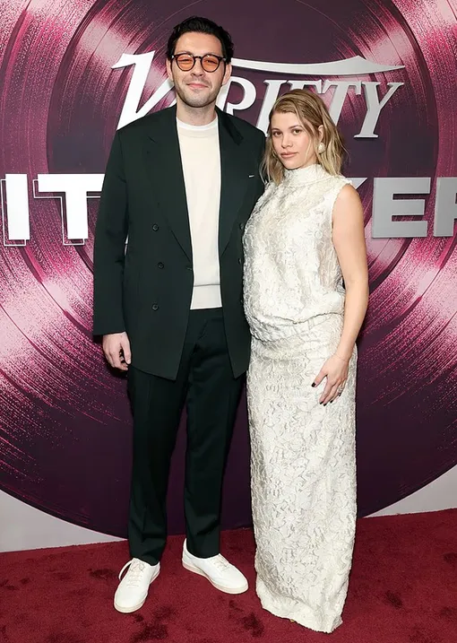 Эллиот Грейндж и София Ричи на дорожке