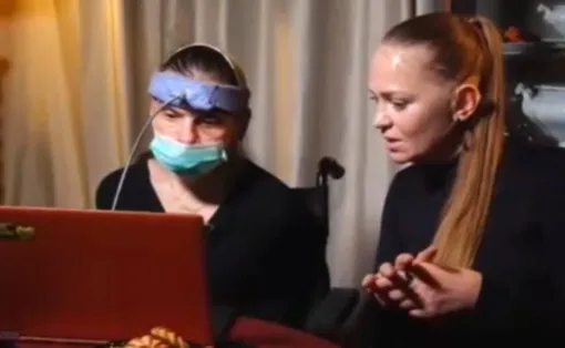 Мария Баталова набрала на ноутбуке заявление, которое зачитала ее адвокат Татьяна Кириенко