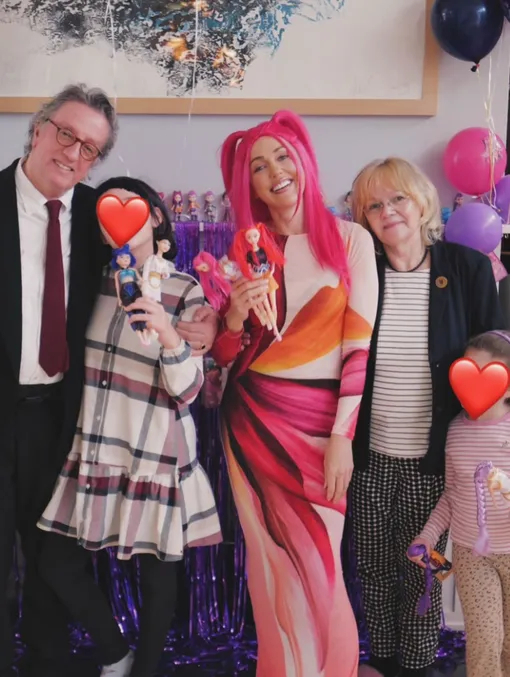 Мерьем Узерли с отцом, матерью и дочерьми на празднике Мерьем Узерли с отцом, матерью и дочерьми на празднике