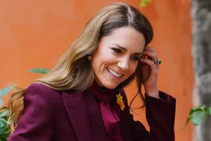 10 модных фото — Кейт Миддлтон в приталенном бордовом наряде вместе с мужем приехала в Уэльс 10 модных фото — Кейт Миддлтон в приталенном бордовом наряде вместе с мужем приехала в Уэльс