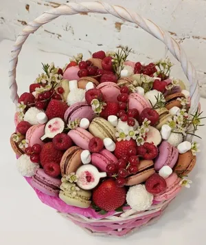 Ягодная корзина с макарунами