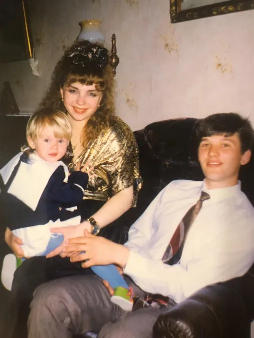 Анастасия Уколова показала детское новогоднее фото с родителями Анастасия Уколова показала детское новогоднее фото с родителями