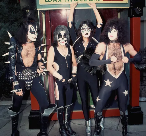 Эйс Фрейли (третий слева) с участниками Kiss