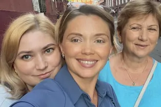 «Три грации в голубом»: беременная Ольга Кузьмина с сестрой устроили сюрприз для мамы «Три грации в голубом»: беременная Ольга Кузьмина с сестрой устроили сюрприз для мамы
