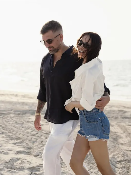 Василий Вакуленко и Елена Пинская прогулялись вдоль берега