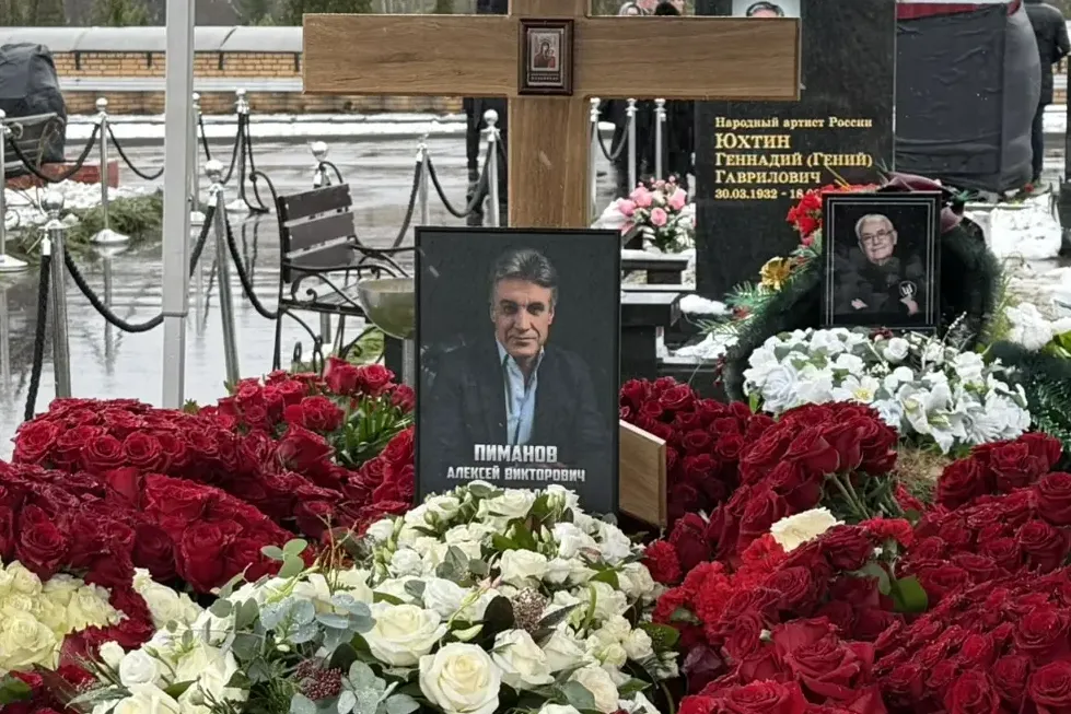 Алексея Пиманова похоронили на Троекуровском кладбище. Как выглядит могила телеведущего: фото, видео