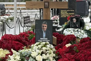 Алексея Пиманова похоронили на Троекуровском кладбище. Как выглядит могила телеведущего: фото, видео