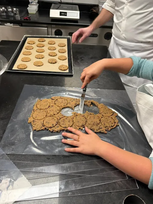 Ирина Шейк отвела дочь на мастер-класс в Париже