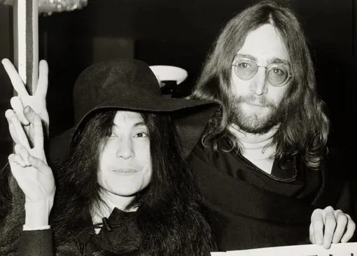 Йоко Оно и Джон Леннон поженились в 1969 году Йоко Оно и Джон Леннон поженились в 1969 году