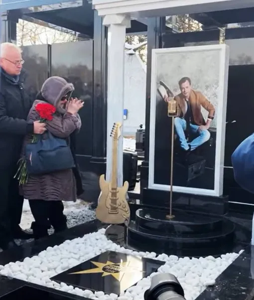 Мама Владимира Левкина у его памятника на Троекуровском кладбище Мама Владимира Левкина у его памятника на Троекуровском кладбище