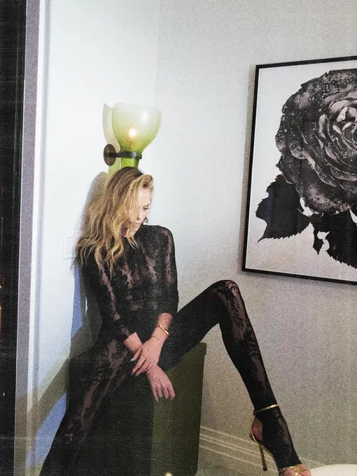 Шарлиз Терон в ажурном комбинезоне