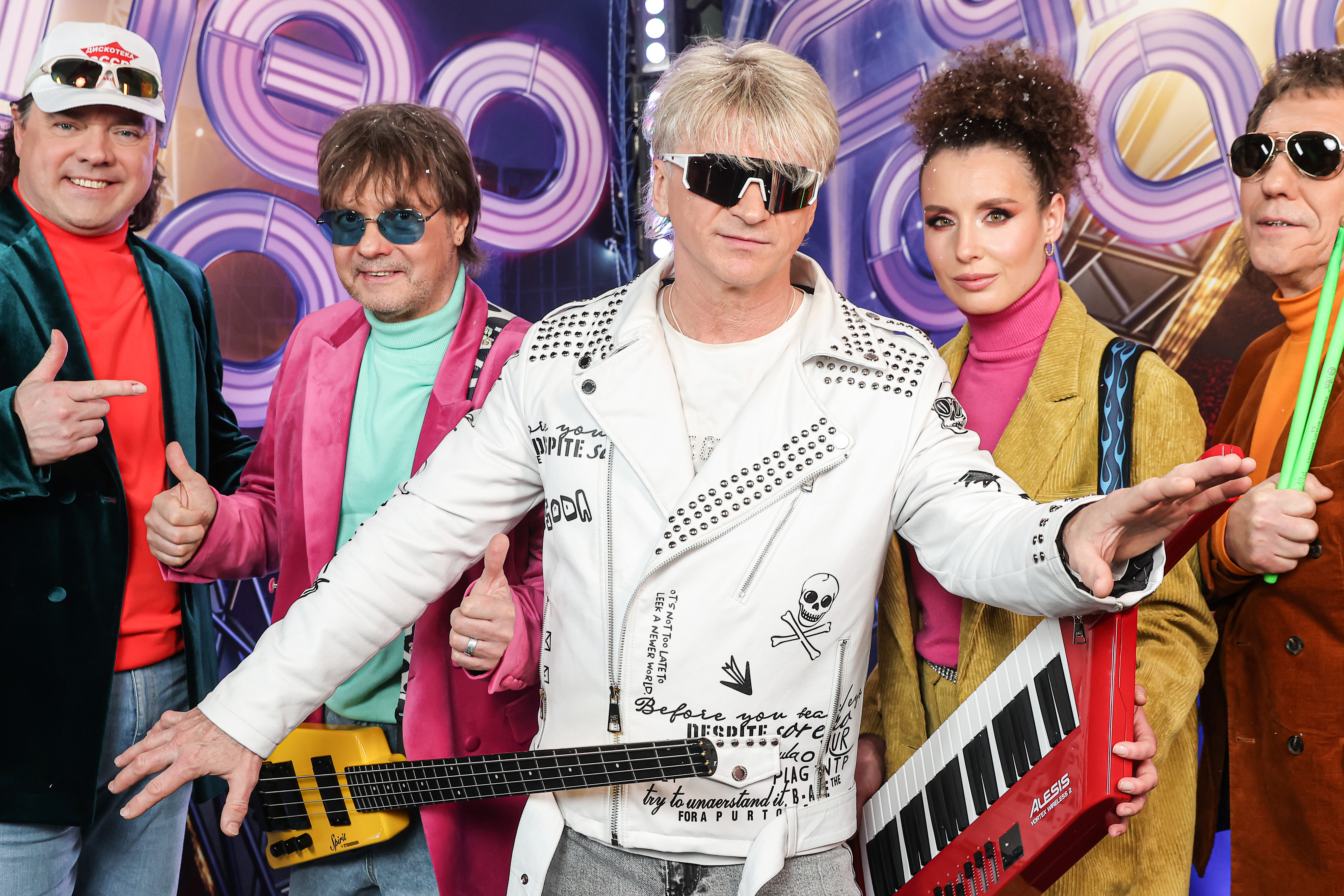 Арық және жалпақ орыс лесбиянки порно Музыка мұғалімі порнода трахается