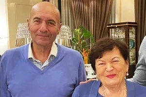 «Чувак какой-то за тобой ухаживает?»: Игорь Крутой шутливо обратился к матери в день ее 92-летия «Чувак какой-то за тобой ухаживает?»: Игорь Крутой шутливо обратился к матери в день ее 92-летия