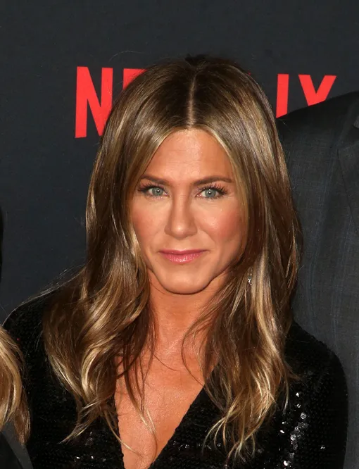 Дженнифер Энистон носит стрижку «бабочку» со времен сериала «Друзья»