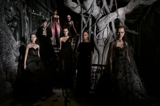 Все оттенки черного, кариатиды и сюрреализм: Dior представил кутюрную коллекцию Все оттенки черного, кариатиды и сюрреализм: Dior представил кутюрную коллекцию