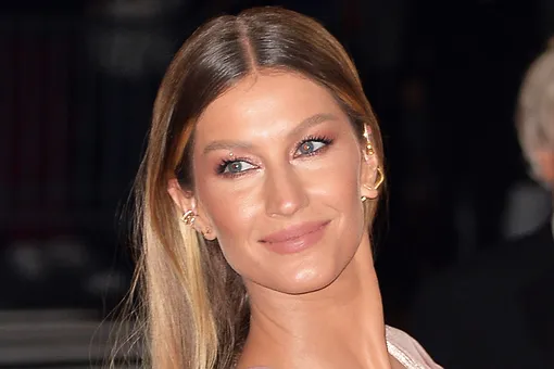 Похудевшая Жизель Бюндхен в облегающем платье со стразами впервые вышла в свет после родов Похудевшая Жизель Бюндхен в облегающем платье со стразами впервые вышла в свет после родов