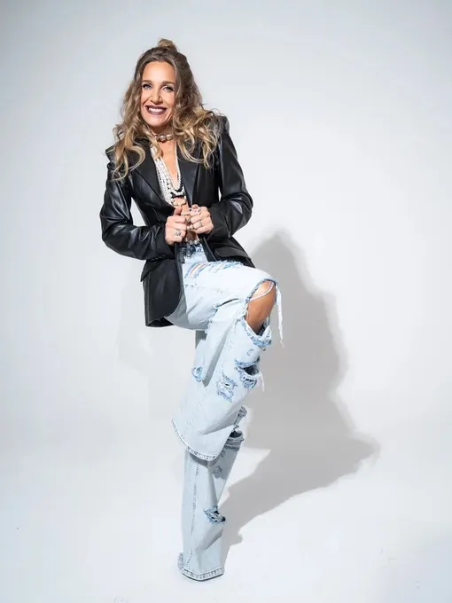 Юлия Ковальчук позировала в куртке и рваных джинсах Юлия Ковальчук позировала в куртке и рваных джинсах