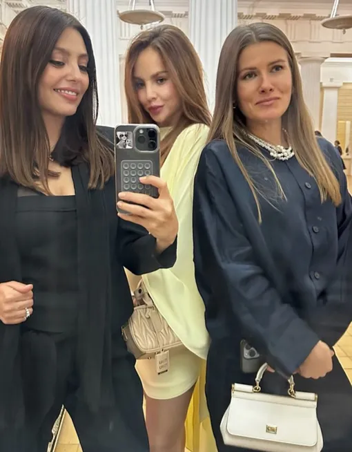 МакSим с подругами