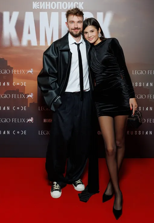 Супруги Александр Петров и Виктория на премьере сериала «Камбэк»