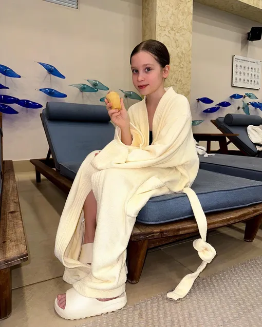 Настя ела мороженое в перерывах между купанием