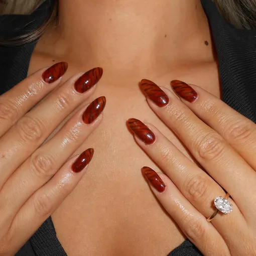 Тигриный принт на ногтях смотрится очень дерзко и сексуально