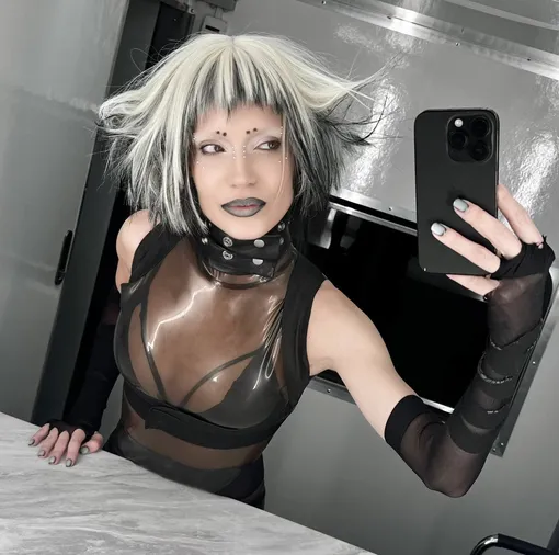 Глюкоза начала выступать с электронной музыкой