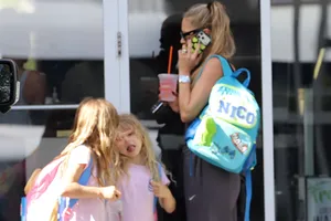 Анну Курникову заметили с дочерьми в Майами после того, как она раскрыла пол и имя четвертого ребенка