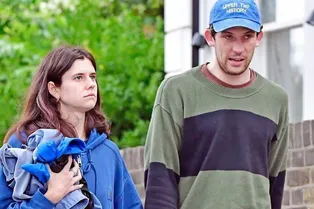 Актера сериала «Корона» Джоша О’Коннора с новой возлюбленной поймали папарацци