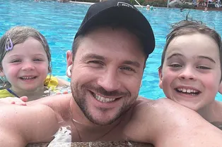 «Ожидание и реальность»: Сергей Лазарев показал забавное видео с дочерью и сыном, снятое в бассейне на курорте
