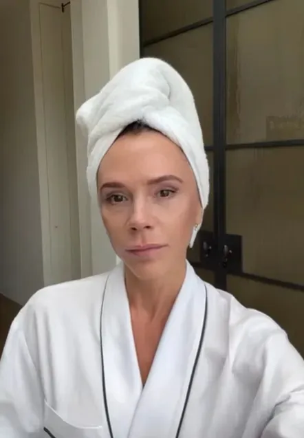 Виктория Бекхэм позировала в банном халате