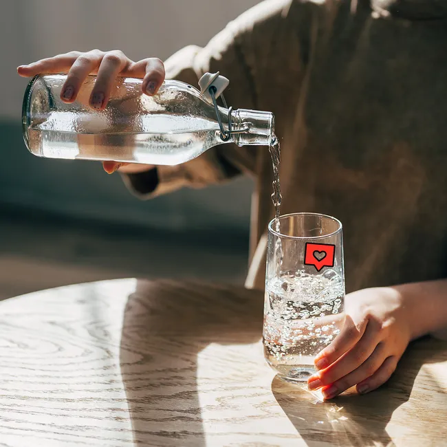 Как приучить себя пить больше воды: простой план по встраиванию самой полезной привычки в свой рацион