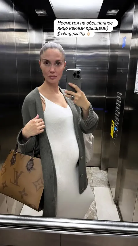 Агата Муцениеце в облегающем платье Агата Муцениеце в облегающем платье