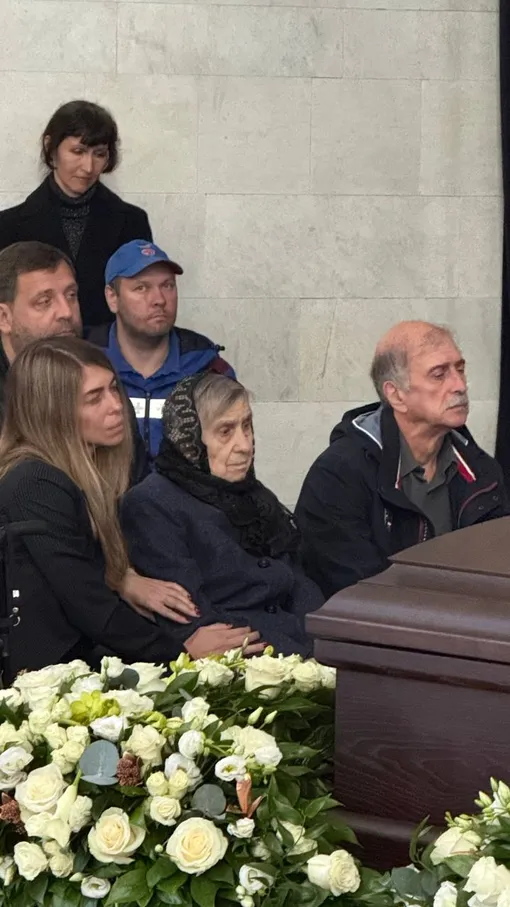 Мама Сергей Соседова (по центру) в окружении родственников Мама Сергей Соседова (по центру) в окружении родственников