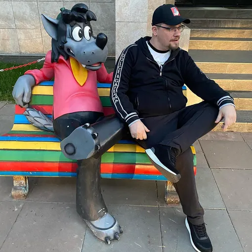 К слухам, в том числе по поводу личной жизни, Гарик Харламов относится с иронией, а в 2022 году он назвал себя одиноким волком Гарик Харламов биография