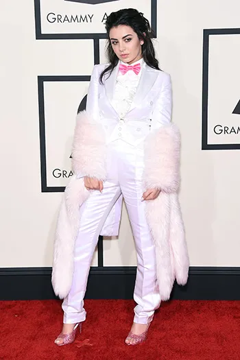 Чарли Экс Си Экс в костюме Moschino Чарли Экс Си Экс в костюме Moschino