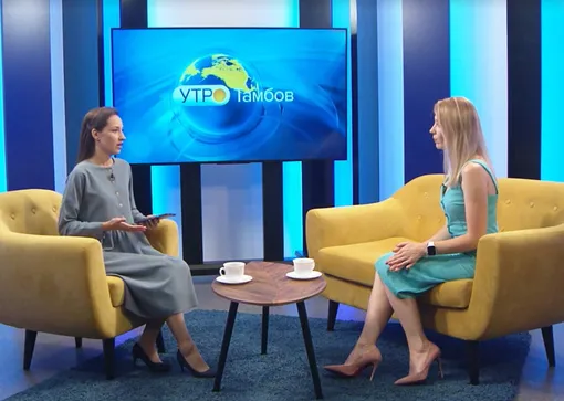 Александра Вайнберг (справа) в студии программы «Утро. Тамбов» канала «Россия» рассказала о том, как занятия йогой помогают женщинам при родах
