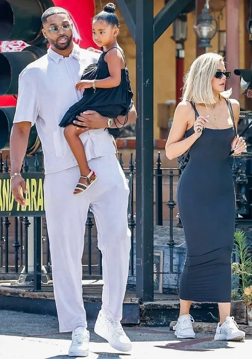 Тристан Томпсон и Хлои Кардашьян с дочерью на прогулке