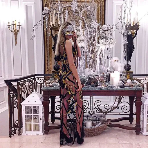 Ксения Сухинова в платье от Валентина Юдашкина