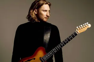 Саша Иванов попал в параллельный мир в клипе «Снова тебя забываю»