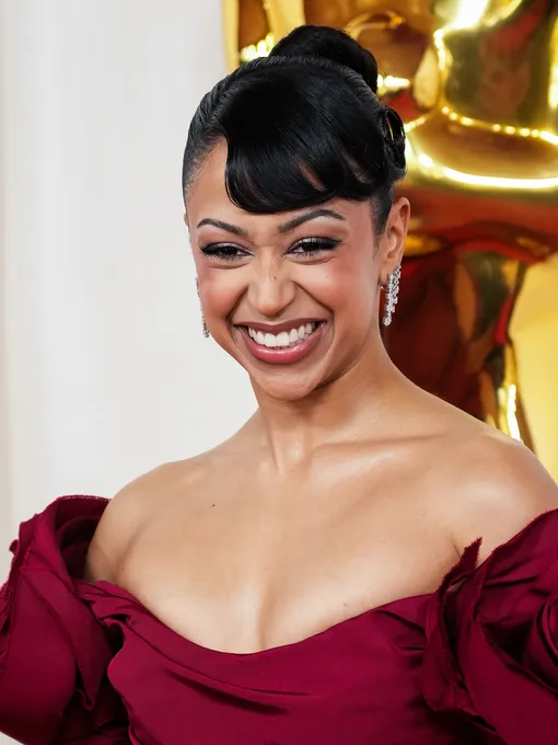 Лиза Коши подшутила над собой после падения