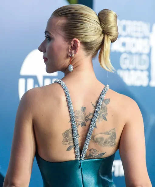 Звезда похвасталась своими татуировками