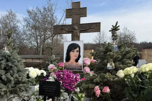 Петр Чернышев приехал на могилу Анастасии Заворотнюк в день ее рождения: видео VOICE Петр Чернышев приехал на могилу Анастасии Заворотнюк в день ее рождения: видео VOICE