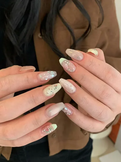 Этот маникюр сочетает в себе сразу несколько ярких элементов дизайна